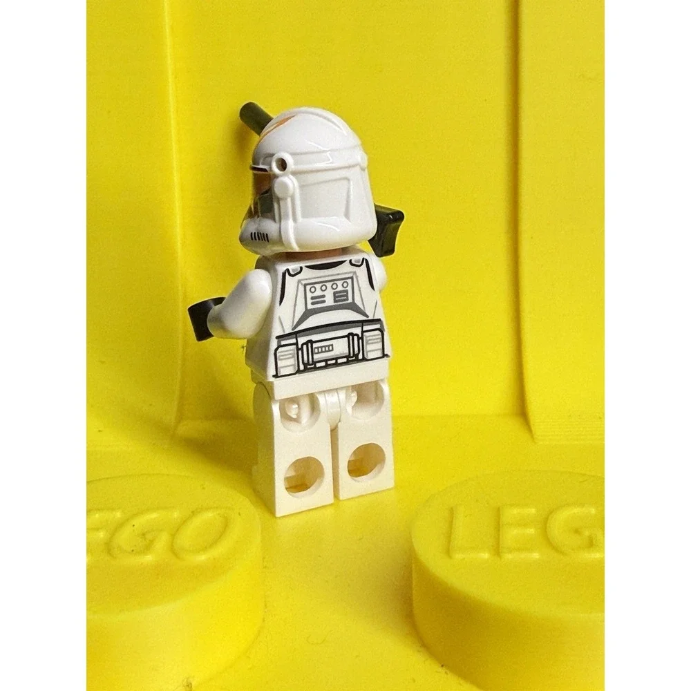 LEGO STAR WARS/CLONE TROOPER WHITE ARMOR-ORANGE HELMET/MINI-FIGURE/61033026